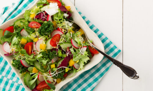 Issalat med tørkede tranebær, krutonger og kremet geitost